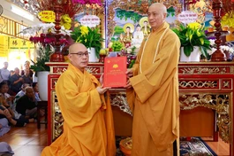 Thượng tọa Thích Tâm Chơn trao quyết định bổ nhiệm trụ trì chùa Vạn Đức đến Đại đức Thích Huệ Chấn