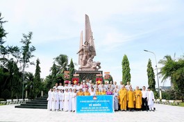 Đoàn chụp ảnh lưu niệm tại Khu Truyền thống Cuộc tổng tiến công và nổi dậy Xuân Mậu Thân 1968 (H.Bình Chánh)