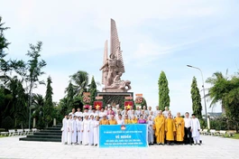 Đoàn chụp ảnh lưu niệm tại Khu Truyền thống Cuộc tổng tiến công và nổi dậy Xuân Mậu Thân 1968 (H.Bình Chánh)