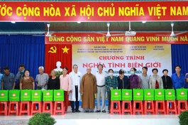 Thượng tọa Thích Tâm Chơn, Trưởng ban Trị sự GHPGVN Q.Bình Thạnh tặng quà đến các hộ dân khó khăn vùng biên giới Tân Biên