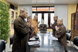 Chư tôn đức niệm Phật cầu gia bị trước buổi họp