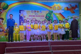 Đại đức Thích Minh Thuận, Phó Thư ký kiêm Chánh Văn phòng Ban Trị sự GHPGVN Q.6 trao quà Trung thu đến các bạn thiếu nhi