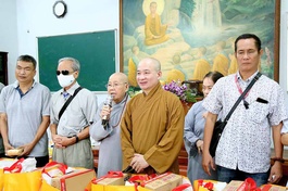 Chùa Phước Viên, tu viện Tường Vân tặng quà đến người khiếm thị và trao học bổng Nguyễn Hữu Thọ
