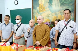 Chùa Phước Viên, tu viện Tường Vân tặng quà đến người khiếm thị và trao học bổng Nguyễn Hữu Thọ