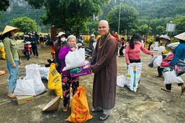 Đại đức Thích Minh Thuận đại diện Ban Trị sự GHPGVN Q.6 tặng quà đến bà con
