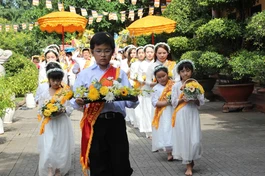 Các em thiếu nhi chùa Xá Lợi Phật Đài dâng hoa cúng dường chư tôn đức sau ba tháng hạ an cư