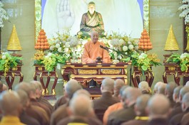 Trưởng lão Hòa thượng Thích Minh Thông chia sẻ các vấn đề Giới luật đến gần 800 Tăng Ni tại TP.HCM - Ảnh: Quảng Đạo/BGN