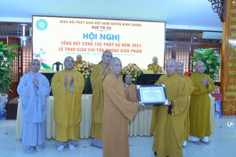 Hòa thượng Thích Nhựt Hỷ trao Bằng tuyên dương công đức đến tập thể Ban Trị sự GHPGVN H.Bình Chánh - Ảnh: Nguyên Tài/BGN