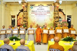 Hòa thượng Thích Minh Giác tặng Bằng công đức đến các tập thể và cá nhân