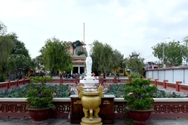 Tổ đình Trùng Khánh dựa vào hòn núi nhỏ sừng sững, cheo leo có hình dáng cấu tạo như ngòi bút nên gọi là “Bút tích kỳ sơn”, nhìn từ xa như một bàn tay của Bồ-tát Quán Thế Âm đang che chở - Ảnh: Nguyên Tài/BGN