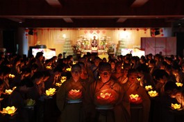 Trang nghiêm Lễ hoa đăng cầu quốc thái dân an tại chùa Diệu Pháp