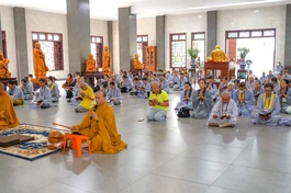 Chư Tăng hướng dẫn Phật tử thọ trì kinh Dược Sư - Ảnh: Nguyên Tài/BGN