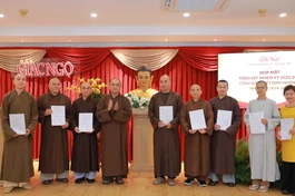 Thượng tọa Thích Tâm Hải trao quyết định chuẩn y thành phần nhân sự Ban Chủ nhiệm Câu lạc bộ Phóng viên - Cộng tác viên Báo Giác Ngộ, nhiệm kỳ 2024-2026 - Ảnh: Thịnh Lã/BGN