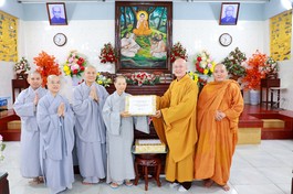 Hòa thượng Thích Chơn Không trao tịnh vật cúng dường đến đạo tràng chùa Dược Sư (P.11, Q.Bình Thạnh, TP.HCM)