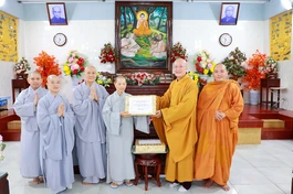 Hòa thượng Thích Chơn Không trao tịnh vật cúng dường đến đạo tràng chùa Dược Sư (P.11, Q.Bình Thạnh, TP.HCM)