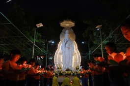 Lễ hoa đăng cầu nguyện nhân ngày vía Đức Quán Thế Âm Bồ-tát tại chùa Diệu Pháp (Q.Bình Thạnh, TP.HCM)