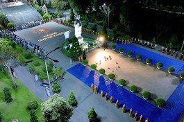 Thiền hành quanh thánh tượng Quán Thế Âm Bồ-tát trước khuôn viên chùa Thanh Tâm 