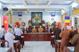 Niệm Phật cầu gia hộ trước buổi họp