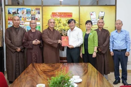 Ông Tăng Hữu Phong đại diện lãnh đạo Thành ủy - HĐND - UBND - Ủy ban MTTQVN TP.HCM thăm, chúc mừng Báo Giác Ngộ nhân Đại lễ Phật đản Phật lịch 2569 - Vesak 2025 - Ảnh: Nguyên Tài/BGN