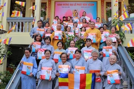 Niềm vui của Phật tử tại chùa Phước Bửu khi nhận được lá cờ Phật giáo nhân dịp Đại lễ Phật đản - Vesak 2025 - Ảnh: Pháp Bảo Khiêm