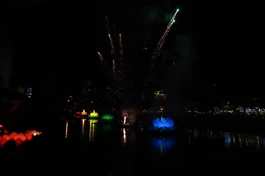 7 đóa sen được thắp sáng trên kênh Nhiêu Lộc, tối 4-5 - Ảnh: Trung Thắng