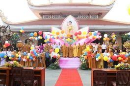 Chư tôn đức, quan khách thả bong bóng cầu nguyện hòa bình thế giới