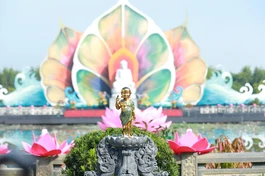 Tôn tượng Đức Phật đản sinh trong khuôn viên Học viện Phật giáo VN tại TP.HCM - nơi diễn ra Đại lễ Vesak Liên Hiệp Quốc 2025 - Ảnh: Trung Thắng