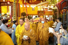 Cung thỉnh nhục thân Hòa thượng Thích Thanh Sơn nhập kim quan - Ảnh: Nguyên Tài/BGN