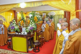 Môn đồ pháp quyến chùa Liễu Quán túc trực bên kim quan Ni trưởng Thích nữ Như Tâm - Ảnh: Nguyên Tài/BGN