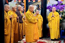 Hòa thượng Thích Lệ Trang, Phó Chủ tịch Hội đồng Trị sự, Trưởng ban Trị sự GHPGVN TP.HCM cùng chư tôn đức Ban Thường trực Ban Trị sự dâng hương tưởng niệm cố Hòa thượng Thích Huệ Sanh