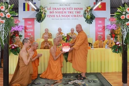Hòa thượng Thích Giác Pháp trao quyết định bổ nhiệm trụ trì tịnh xá Ngọc Chánh đến Đại đức Thích Minh Phú