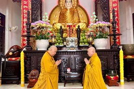 Chư tôn đức đối thú an cư tại chánh điện tu viện Tường Vân