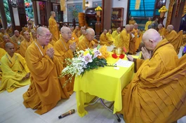 Chư Tăng Q.Tân Bình tác pháp thọ an cư - Ảnh: Nguyên Tài/BGN