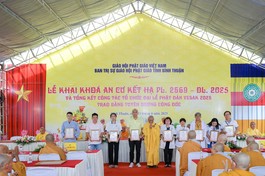 Ban Trị sự Phật giáo tỉnh Bình Thuận tặng Bằng tuyên dương công đức cho các cá nhân, tập thể có nhiều đóng góp cho sự thành công của Đại lễ Phật đản Phật lịch 2569