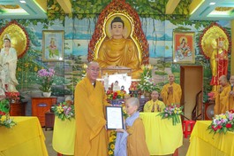 Thượng tọa Thích Đạt Đức trao quyết định bổ nhiệm trụ trì chùa Vĩnh Hòa đến Sư cô Thích nữ Quảng Khai - Ảnh: Nguyên Tài/BGN