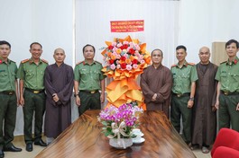 Phái đoàn tặng lẵng hoa của Lãnh đạo Công an TP.HCM chúc mừng Báo Giác Ngộ nhân kỷ niệm Ngày Báo chí Cách mạng Việt Nam, 21-6 - Ảnh: Nguyên Tài/BGN