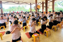 Các sĩ tử dâng hương cầu nguyện