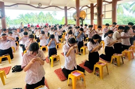 Các sĩ tử dâng hương cầu nguyện