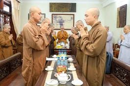 Niệm Phật cầu gia hộ - Ảnh: Nguyên Tài/BGN