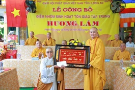 Ban Trị sự GHPGVN tỉnh Long An tặng khánh vàng chúc mừng Sư cô Thích nữ Quảng Tuệ