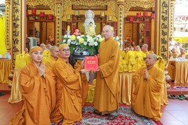 Hòa thượng Thích Nhựt Hỷ trao quyết định bổ nhiệm trụ trì chùa Khuông Việt đến Đại đức Thích Minh Đạo - Ảnh: Nguyên Tài/BGN