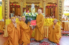 Hòa thượng Thích Nhựt Hỷ trao quyết định bổ nhiệm trụ trì chùa Khuông Việt đến Đại đức Thích Minh Đạo - Ảnh: Nguyên Tài/BGN