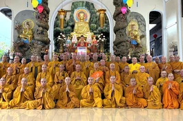 Chư Tăng chụp hình lưu niệm sau lễ Bố-tát tại tổ đình Quán Thế Âm (P.Đức Nhuận, TP.HCM)