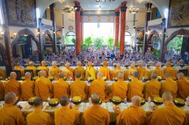 Đông đảo Phật tử tham dự Lễ dâng pháp y cúng dường tại tổ đình Phổ Quang (P.Cầu Kiệu, TP.HCM)