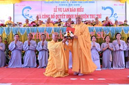 Hòa thượng Thích Minh Nhật trao quyết định bổ nhiệm trụ trì chùa An Sơn đến Đại đức Thích Đức Nguyện