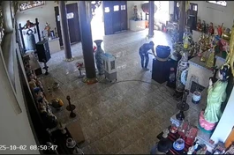 Đối tượng đang thực hiện hành vi trộm tiền công đức tại chùa Long Thọ (xã Bình Chánh, TP.HCM) - Ảnh chụp từ camera