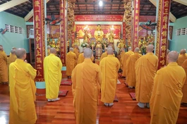 Chư Tăng đảnh lễ Tam bảo tại chánh điện chùa Đức Lâm - Ảnh: Nguyên Tài/BGN