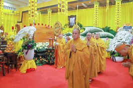 Chư tôn đức hữu nhiễu kim quan tưởng niệm Trưởng lão Hòa thượng Thích Trí Tịnh - Phó Pháp chủ GHPGVN tân viên tịch - Ảnh: Nguyên Tài/BGN