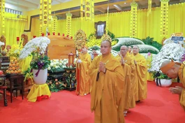 Chư tôn đức hữu nhiễu kim quan tưởng niệm Trưởng lão Hòa thượng Thích Trí Tịnh - Phó Pháp chủ GHPGVN tân viên tịch - Ảnh: Nguyên Tài/BGN