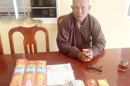 Đối tượng giả danh tu sĩ chùa Phước An (xã Gia thuận, tỉnh Đồng Tháp) đi bán nhang, kêu gọi từ thiện trong buổi làm việc tại cơ quan công an - Ảnh: CAND